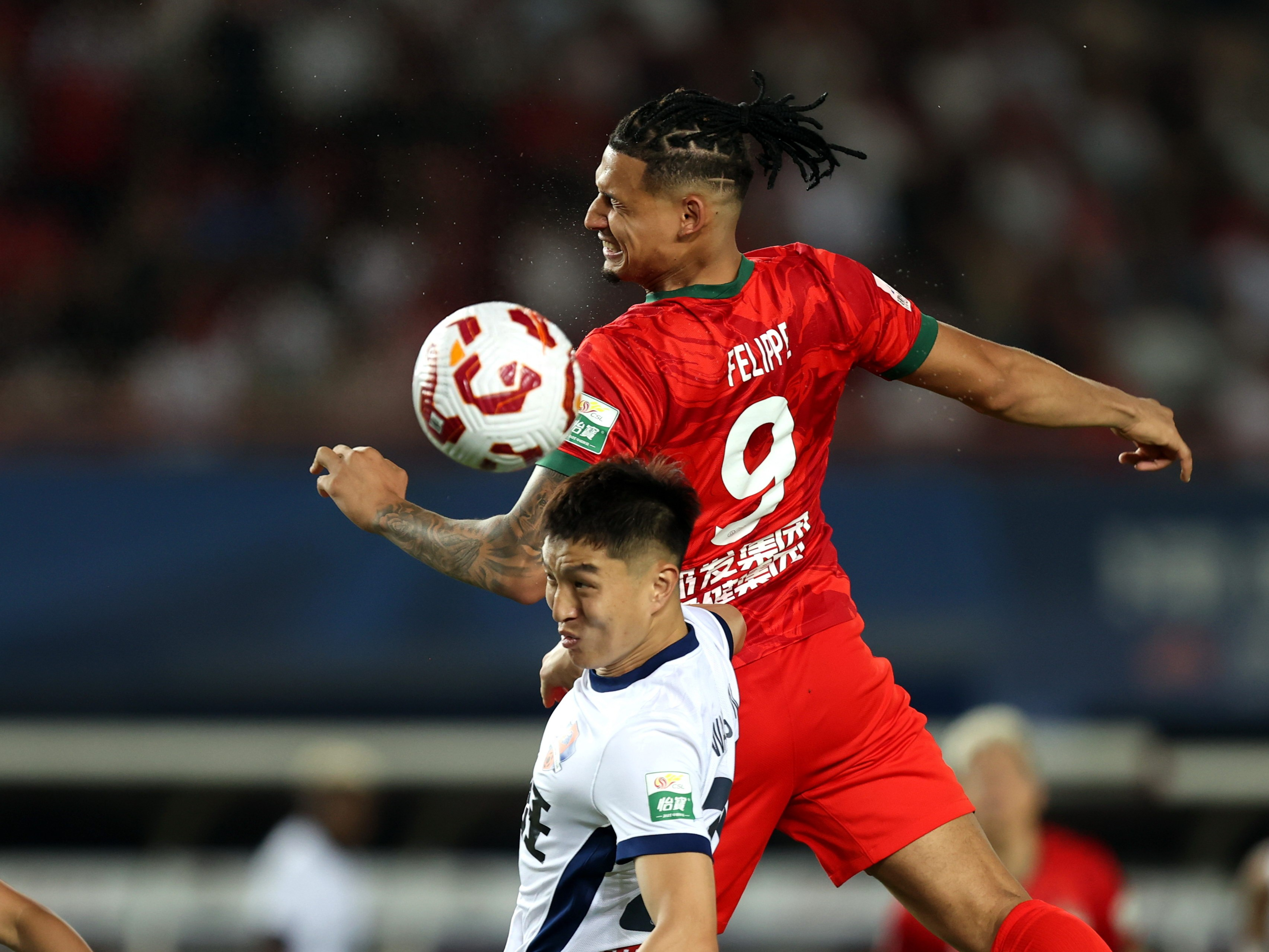 包含客场首秀即取胜，球员状态亮眼的词条