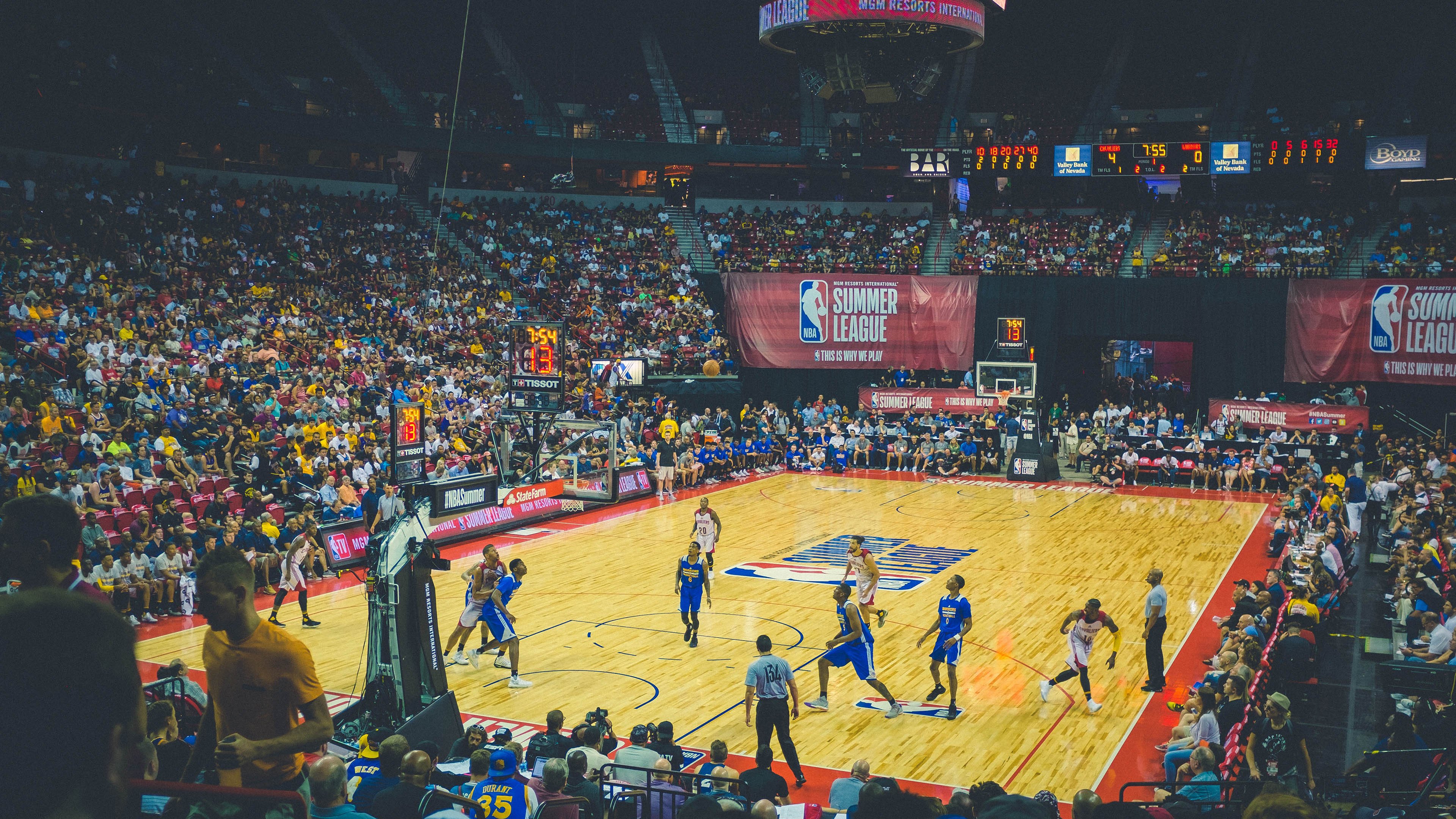 赛道上的东方风暴，周冠宇驾驶迈凯伦力克索伯车队统治全场