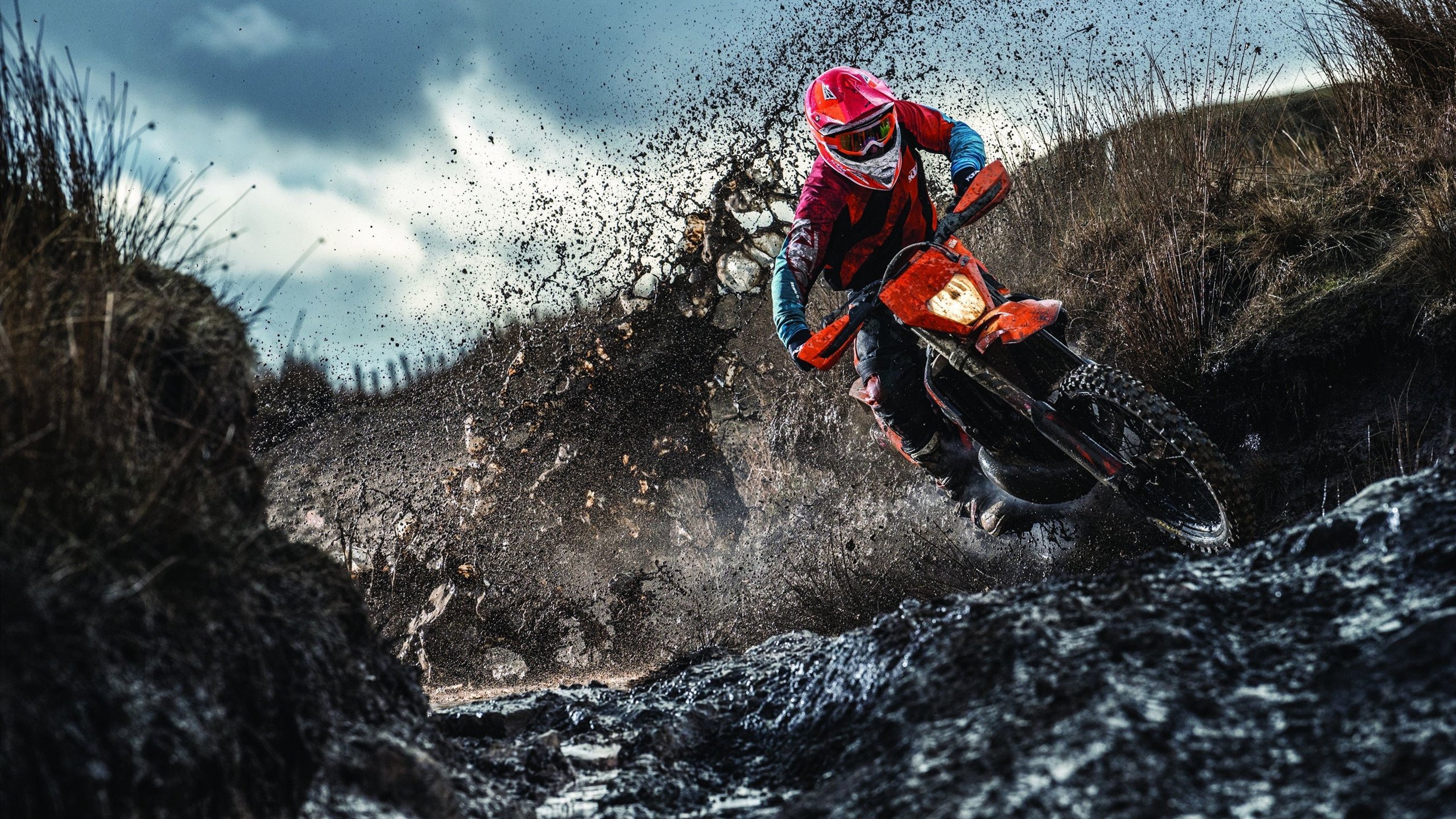 赛道惊雷,周冠宇驾驶迈凯伦绝杀红牛二队,惊艳四座