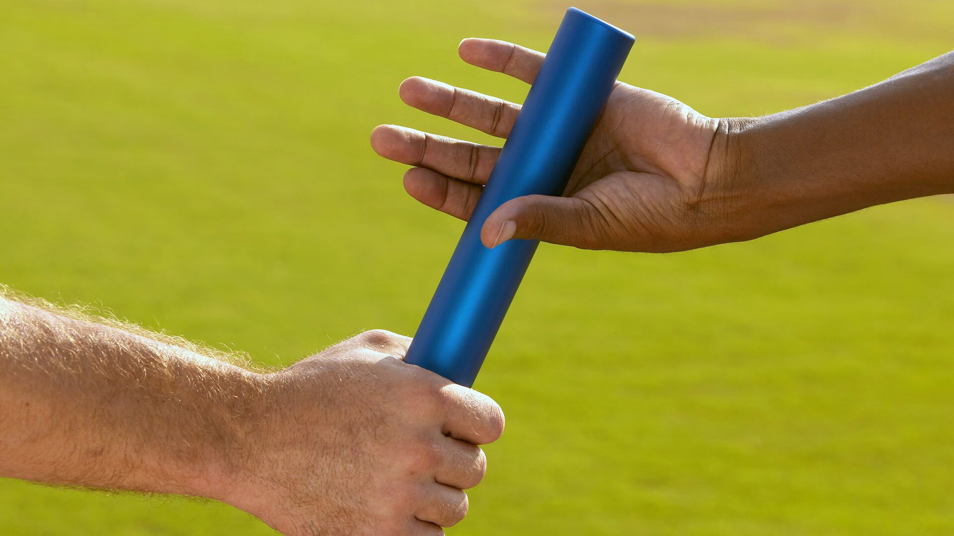 红牛二队绝杀阿斯顿马丁，佩雷兹点燃赛场，一场令人窒息的逆袭之战